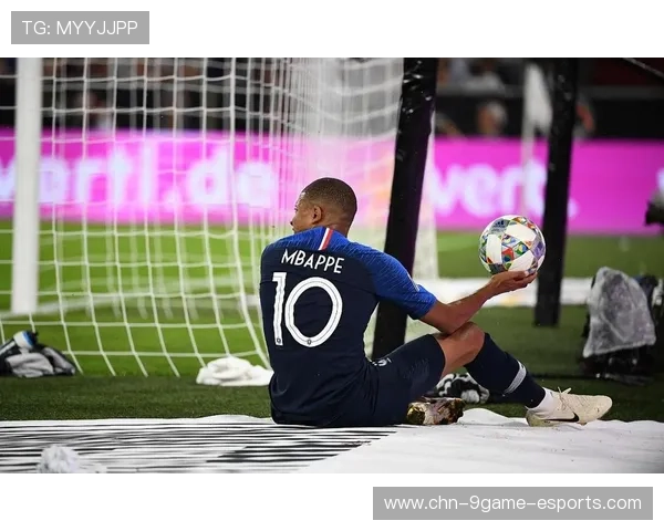 姆巴佩高速追球并完成极限抽射：足球场上的惊艳瞬间